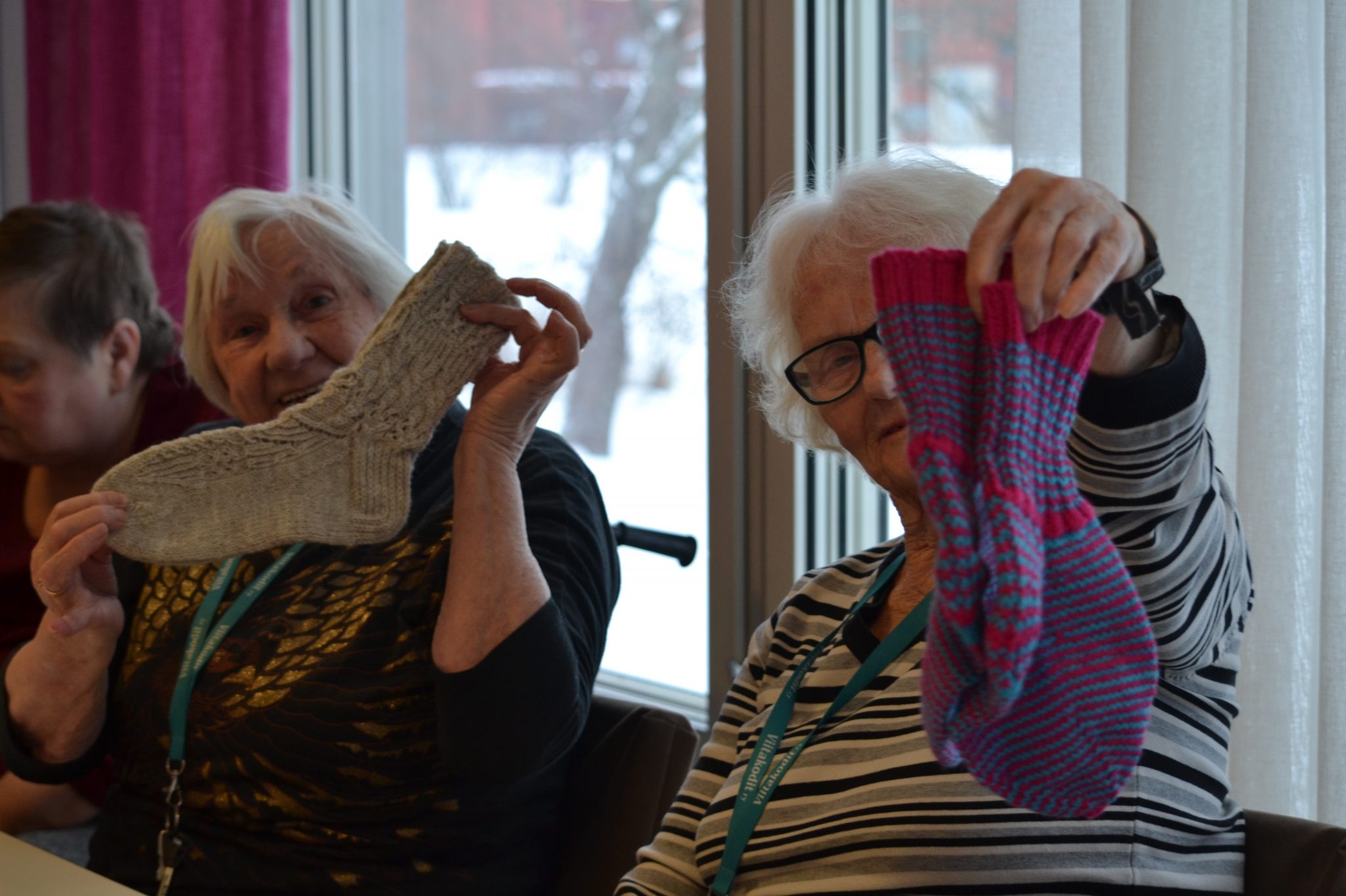 Leena ja Raili esittelevät ylpeinä villaisia sukkiaan