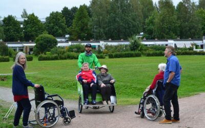 Viitakodin asukkaat Voimaa vanhuuteen kävelyllä Viitaniemessä